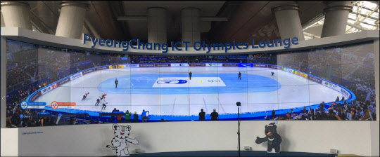 한국전자통신연구원(ETRI) 연구진이 개발한 울트라 와이드 비전(UWV) 실황중계 기술이 적용된 인천 공항로 인천국제공항 평창 ICT 올림픽 라운지의 파노라마 대화면 모습. ETRI 제공